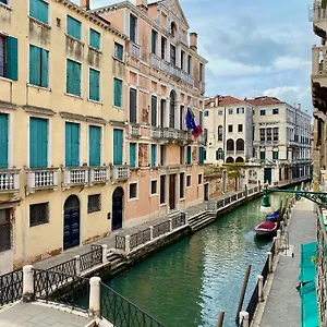 casa-anna-elegance-brightness-canal-view.hotelslidodijesolo.com/